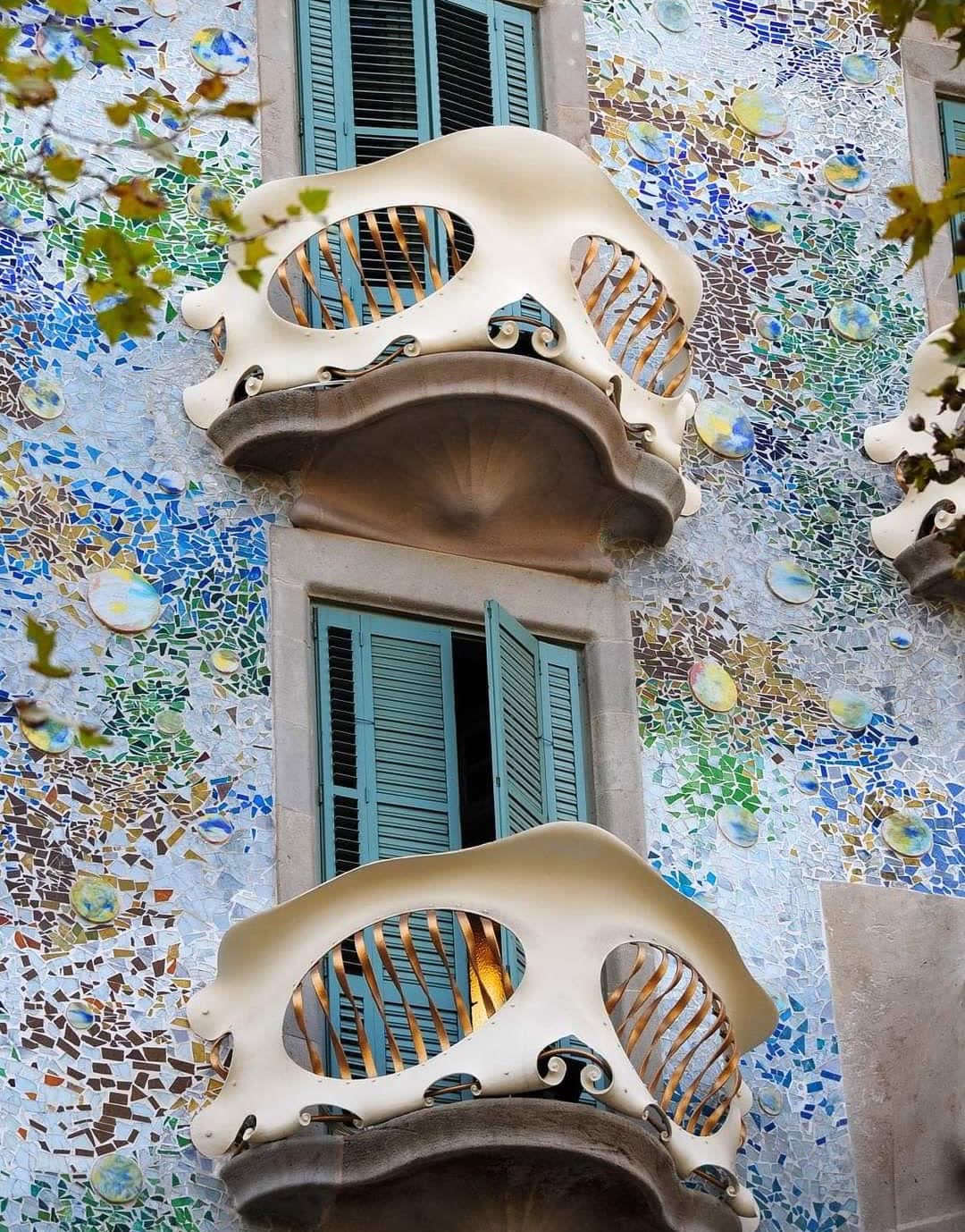 Mask-shaped balconies and mosaic facade of Casa Batlló in Barcelona.